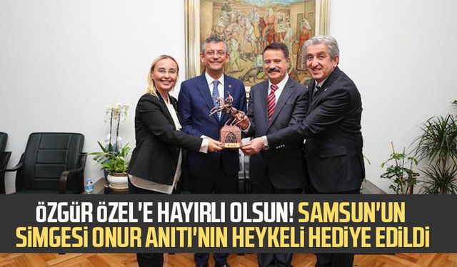 Özgür Özel'e hayırlı olsun! Samsun'un simgesi Onur Anıtı'nın heykeli hediye edildi