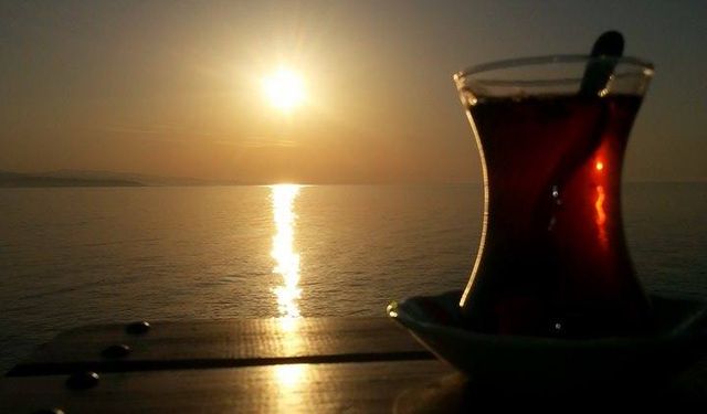 Kasım’da Samsun Sahilinde Gün Batımında Pide ve Çay Keyfi