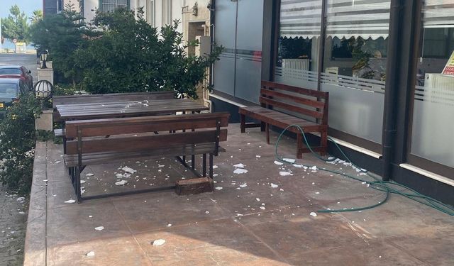 Binadan düşen sıva parçaları tehlike saçıyor