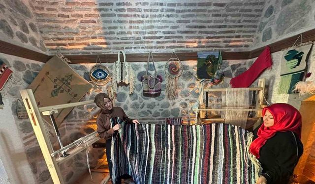 Çöpe gidecek malzemeler onun ellerinde geleneksel kilime dönüşüyor