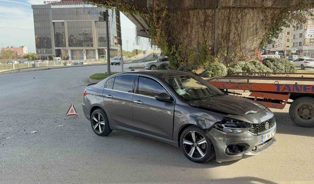 Kavşakta otomobiller çarpıştı: 2 yaralı