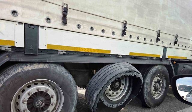 Lastiği parçalanan tırın tehlikeli yolculuğu