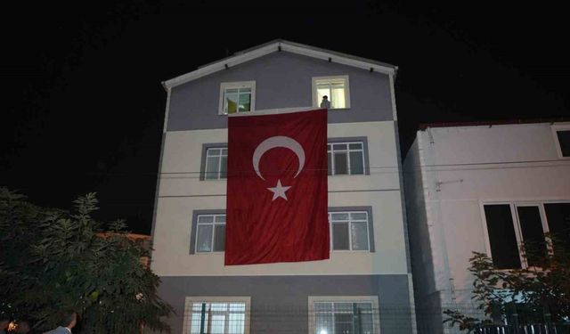 Samsunlu şehidin baba evine Türk bayrağı asıldı