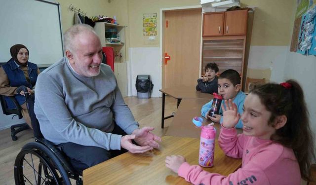Tekerlekli sandalyeli öğretmen, özel öğrencilere rehber oluyor