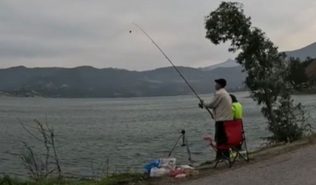 Derbent Barajı’nda 300 amatör balıkçı gökkuşağı alabalığı için yarıştı