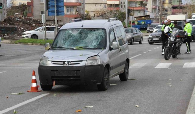 Hafif ticari aracın çarptığı bisikletli ağır yaralandı