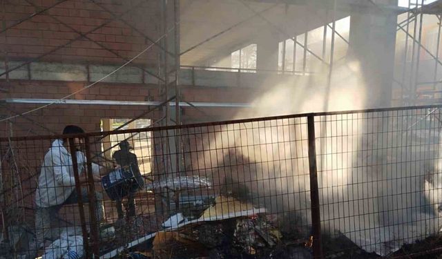 İnşaat atıklarının alev alması paniğe yol açtı