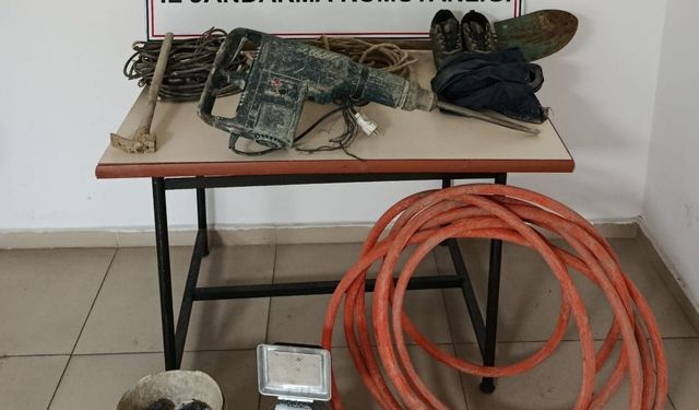 Kaçak kazı yapan 3 kişi jandarmaya suçüstü yakalandı