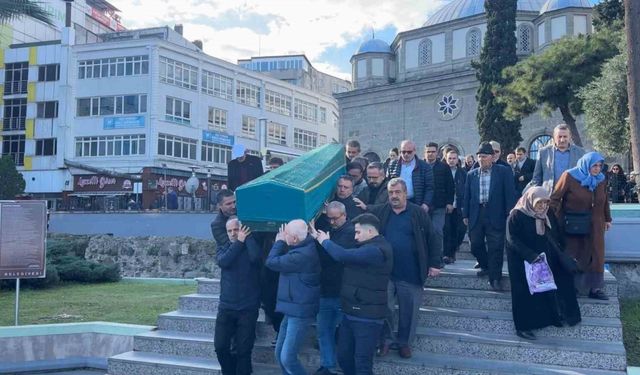 Kaza süsüyle eşini ve çocuğunu öldürdükten sonra intihar eden doktor Samsun’da toprağa verildi