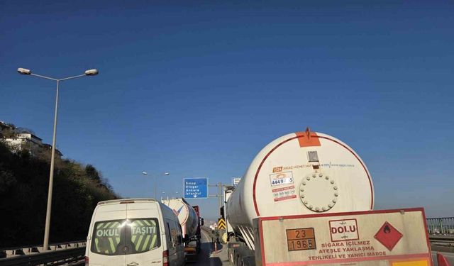 LPG yüklü tanker otomobile çarptı, facianın eşiğinden dönüldü