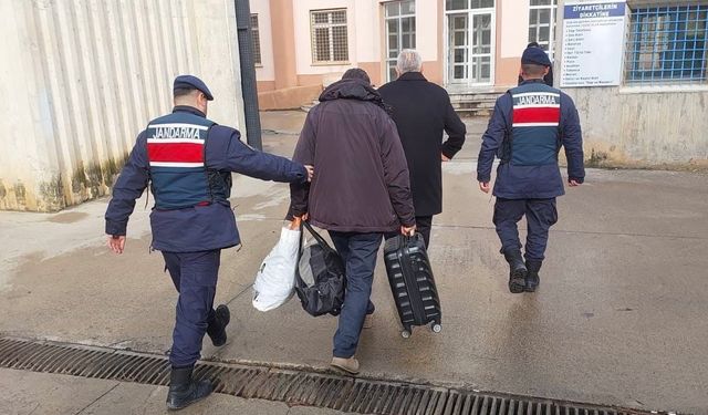 Samsun'da 17 yıl hapis cezası bulunan baba ile 8 yıl hapis cezası olan oğlu yakalandı