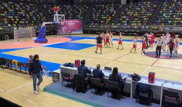 Samsun’da basketbol maçında oyuncu, hakeme saldırdı