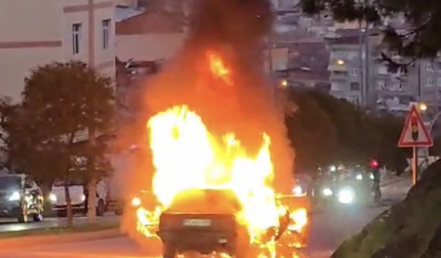 Seyir halindeki otomobil alev alev yandı