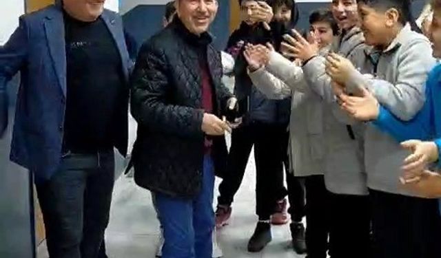 Emekliye ayrılan 42 yıllık öğretmene duygusal veda