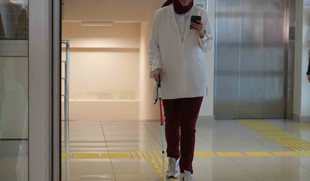 Görme engelli öğrenci, yapay zeka asistanı sayesinde 4 yılda ilk kez tek başına kantine gidebildi