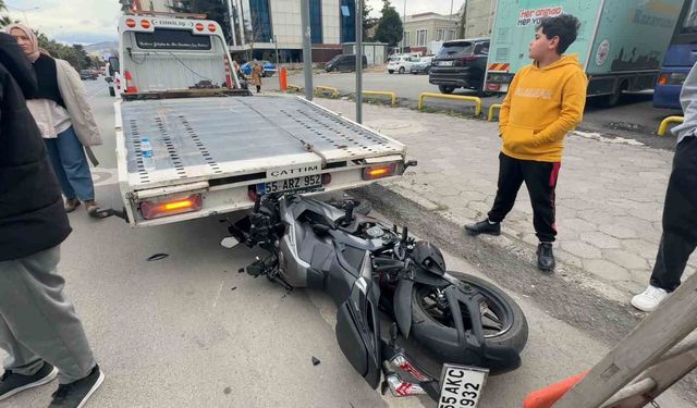 Hafif ticari araç ile çarpışan motosikletin sürücüsü yaralandı