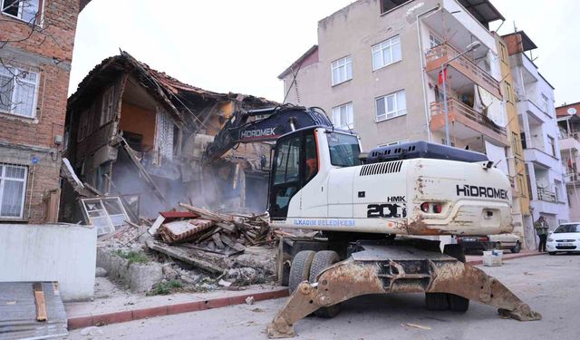 İlkadım'da metruk yapılar bir bir yıkılıyor