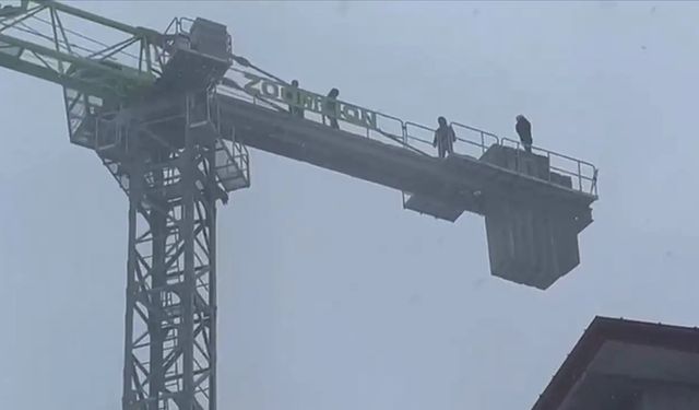 İşçilerden inşaat kule vincinde intihar girişimi