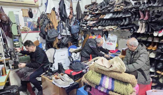 Kara kış ayakkabı tamircilerini ısıttı