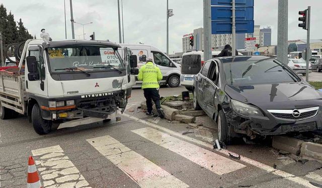 Kavşakta kamyonet ile otomobil çarpıştı: 3 yaralı