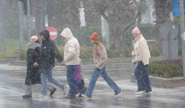 Samsun merkezde kar yağışı etkili oldu