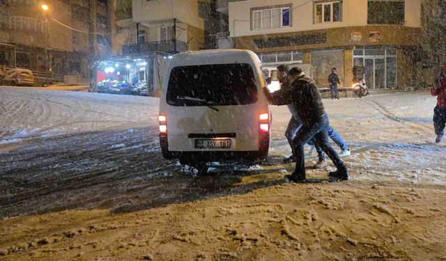 Samsun'da kar çocuklara eğlence, sürücülere çile oldu