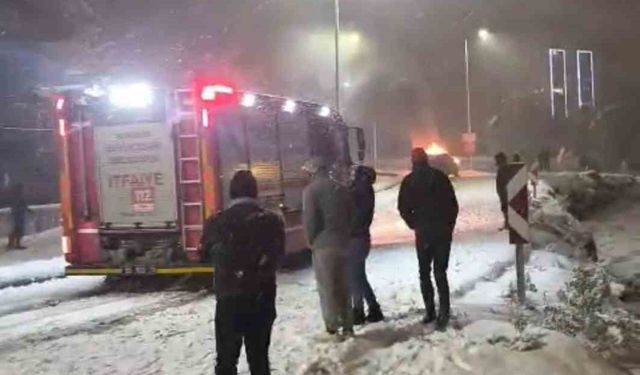 Samsun'da karlı yokuşta cip alev aldı