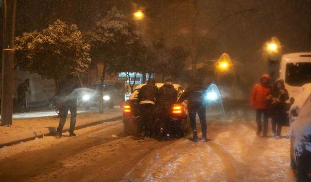 Samsun'da yoğun kar yağışı sürücülere zor anlar yaşattı