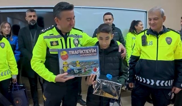 Trafik levhalarını temizleyen duyarlı öğrenciye karne günü anlamlı ziyaret