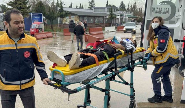 Babasını ameliyata götürürken yaptığı kazada oğlu yaralandı