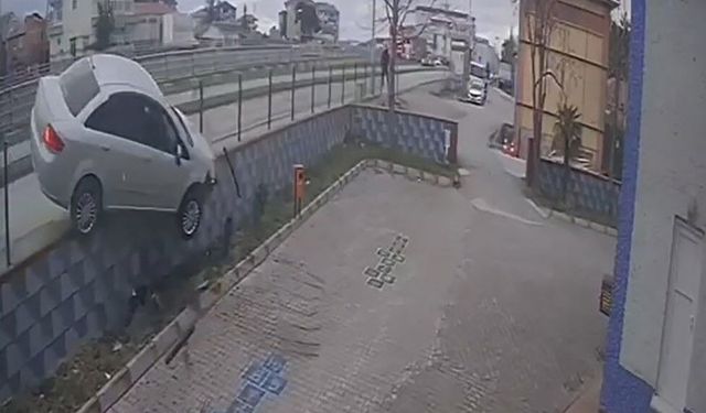 Bafra'da otomobil cami bahçesine uçtu