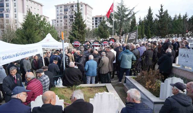 Ozan Arif, 7. ölüm yıl dönümünde mezarı başında anıldı