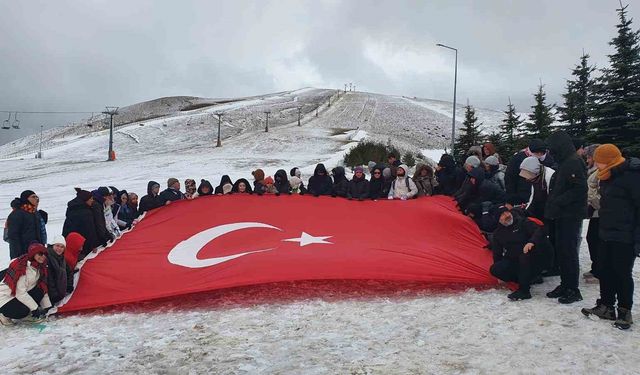 Özel eğitim öğrencileri Akdağ zirvesinde Türk bayrağı açtı