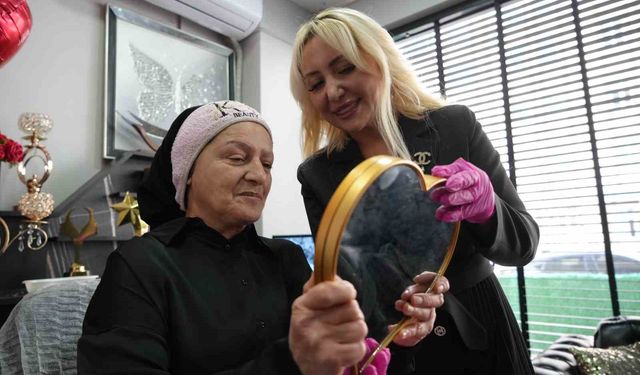 Yakınlarını kanserden kaybetti, kanser hastalarına kaş ve kalıcı makyajla moral oldu