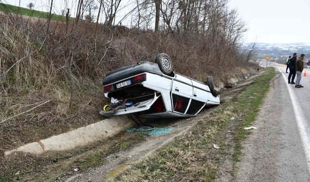 Yoldan çıkan otomobil ters döndü