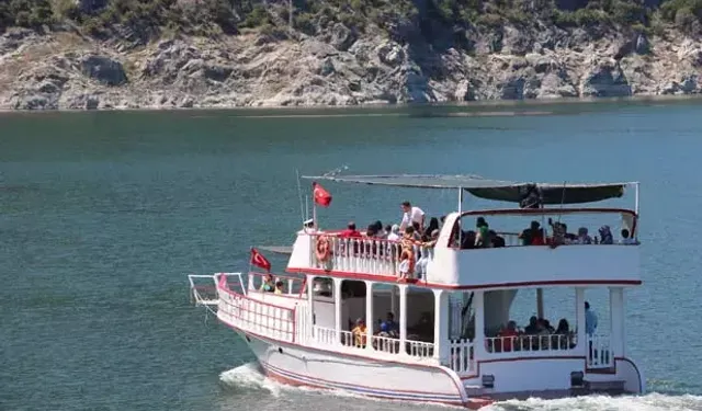 Şahinkaya Kanyonu’nda Tekne Turu Deneyimi