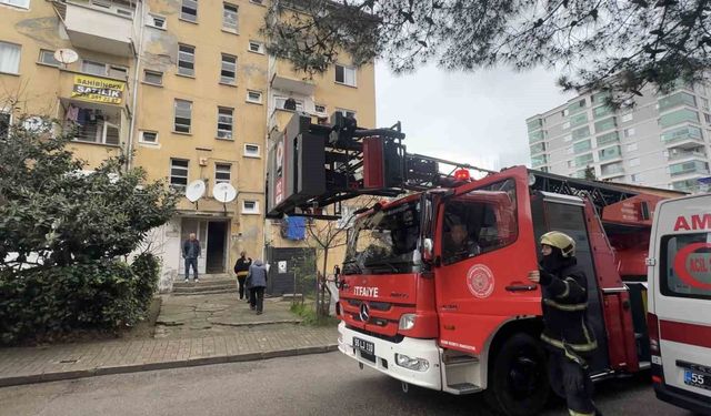 3 yaşındaki çocuğun yaktığı battaniye yangına yol açtı: 3 kişi dumandan etkilendi