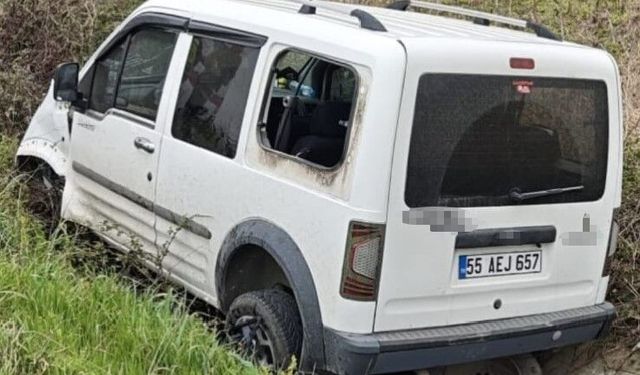 Bafra'da su kanalına düşen aracın sürücüsü yaralandı