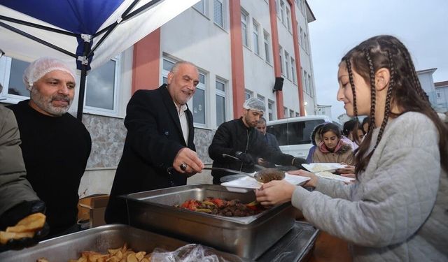 Başkan Sandıkçı, öğrencilerin iftar sevincine ortak oldu