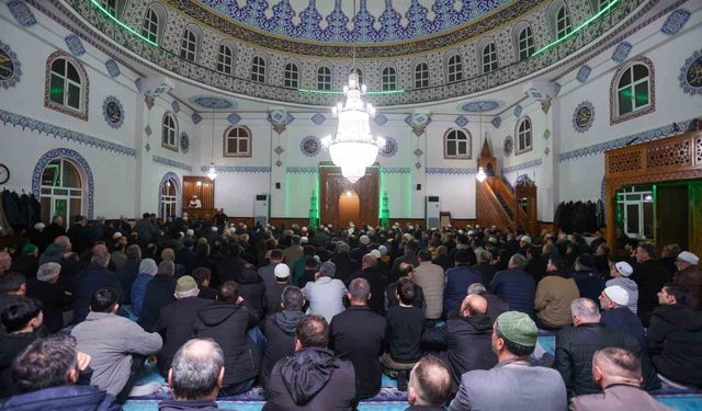 Canik'te binler Kadir Gecesi'nde ellerini semaya açtı