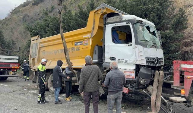 Hafriyat kamyonu refüje daldı, sürücü yaralandı