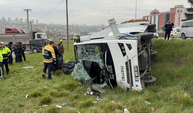 İstanbul'dan yarışmadan dönen öğrencileri taşıyan midibüs şarampole devrildi: 9'u öğrenci 15 yaralı