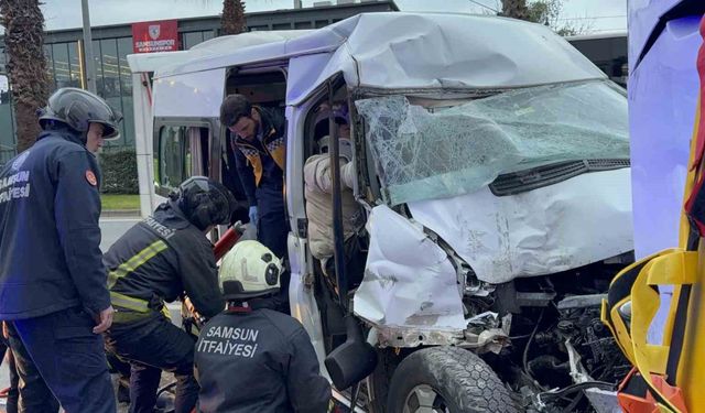 Minibüs, hafif ticari araç ve otobüse çarptı: 7 yaralı