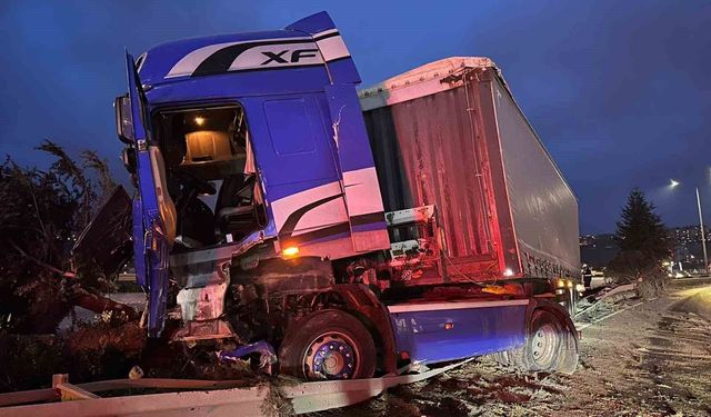 Samsun'da tır devrildi: 1 yaralı