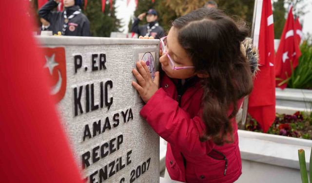 Şehitleri Anma Günü'nde anlamlı öpücük