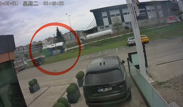 Yarışmadan dönen öğrencileri taşıyan aracın kaza anı güvenlik kamerasına yansıdı