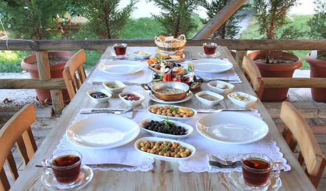 Ayvacık’ta Göl Manzaralı Kahvaltı Kültürü