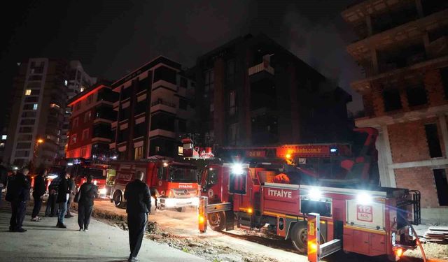 Apartman dairesi alevlere teslim oldu, bina sakinleri kendini dışarı attı