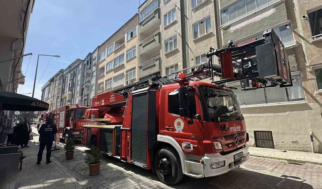 Balkonda yanan koltuk paniğe yol açtı