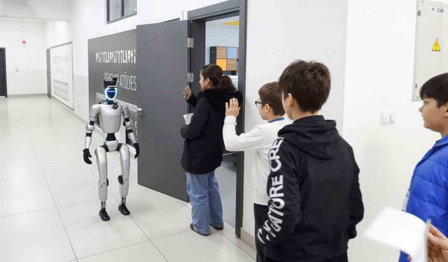 Bu ilçede sınava giren öğrencileri insansı robot karşılıyor
